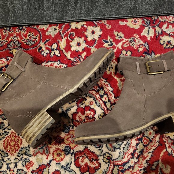 New in Box Clarks Marana Amber Taupe Suede Ankle Boots - Size 8 - Picture 6 of 10